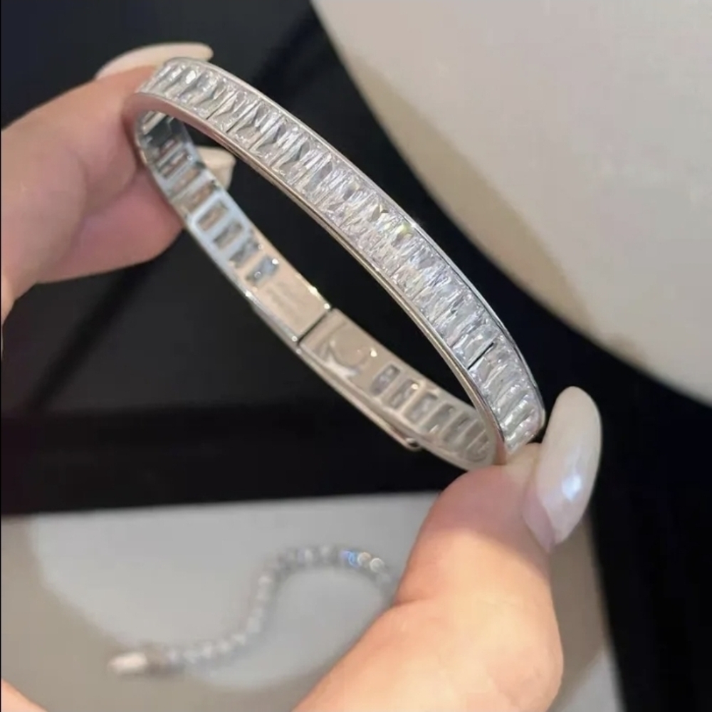 20.4 Carat Total Weight *VVS1 Full Moissanite Bangle/Bracelet 17cm